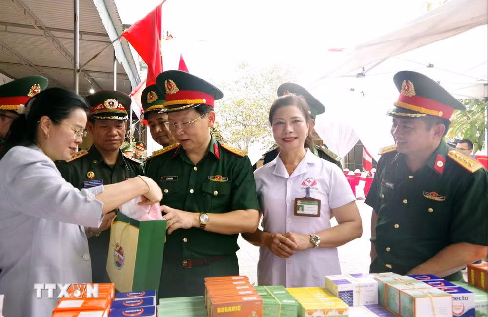 ttxvn-benh-vien-quan-y-4-tham-kham-cap-thuoc-mien-phi-tai-nghe-an3.jpg