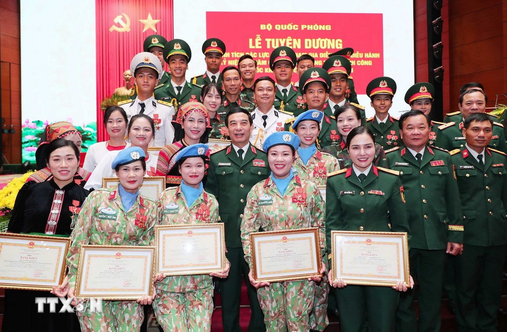 Đại tướng Phan Văn Giang và các cá nhân, tập thể được khen thưởng Bằng khen của Bộ Quốc phòng. (Ảnh: Trọng Đức/TTXVN) ttxvn-tuyen-duong-thanh-tich-cac-luc-luong-tham-giaa80-3.jpg