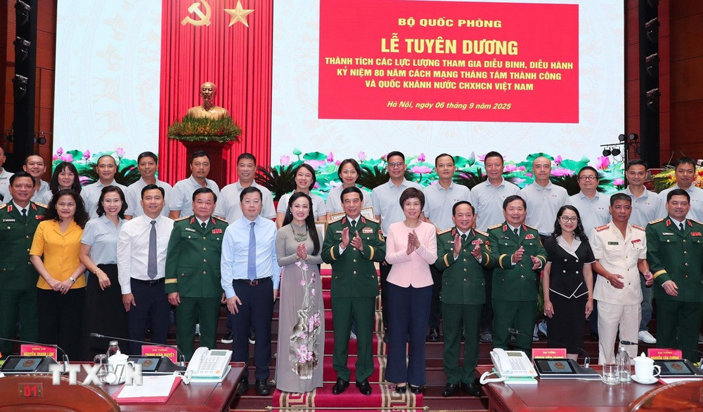 Đại tướng Phan Văn Giang, các đại biểu và các cá nhân, tập thể được khen thưởng Bằng khen của Bộ Quốc phòng. (Ảnh: Trọng Đức/TTXVN) ttxvn-tuyen-duong-thanh-tich-cac-luc-luong-tham-giaa80-4.jpg