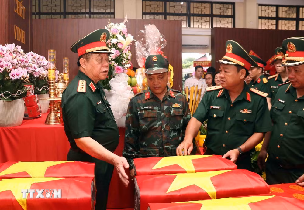 ttxvn-dai-tuong-nguyen-trong-nghia-kiem-tra-cong-tac-tim-kiem-quy-tap-hai-cot-tai-cong-vien-le-thi-rieng3.jpg