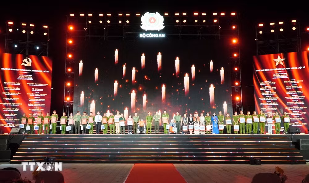 ttxvn-chuong-trinh-chinh-luan-nghe-thuat-giu-tron-loi-the-tri-an-gia-dinh-chinh-sach-nguoi-co-cong3.jpg