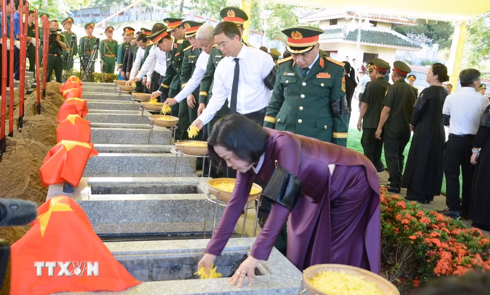 ttxvn-hue-le-an-tang-hai-cot-liet-si-quan-tinh-nguyen-va-chuyen-gia-viet-nam-hy-sinh-tai-lao3.jpg