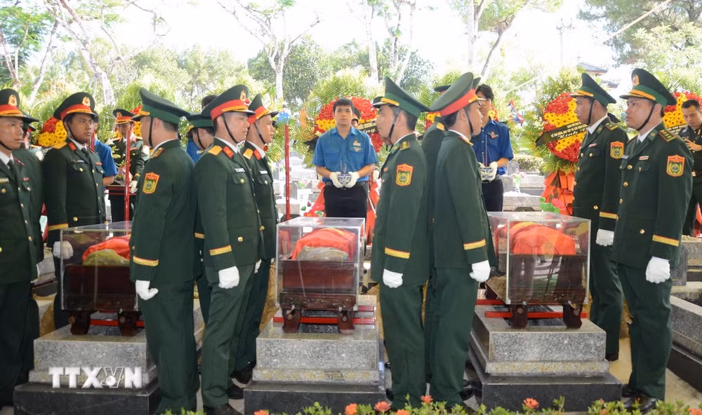 ttxvn-hue-le-an-tang-hai-cot-liet-si-quan-tinh-nguyen-va-chuyen-gia-viet-nam-hy-sinh-tai-lao2.jpg