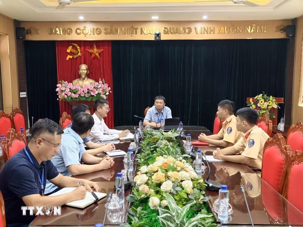 ttxvn-ha-noi-kiem-tra-chan-chinh-tinh-trang-xe-qua-tai-tren-duong-le-huu-tuu3.jpg