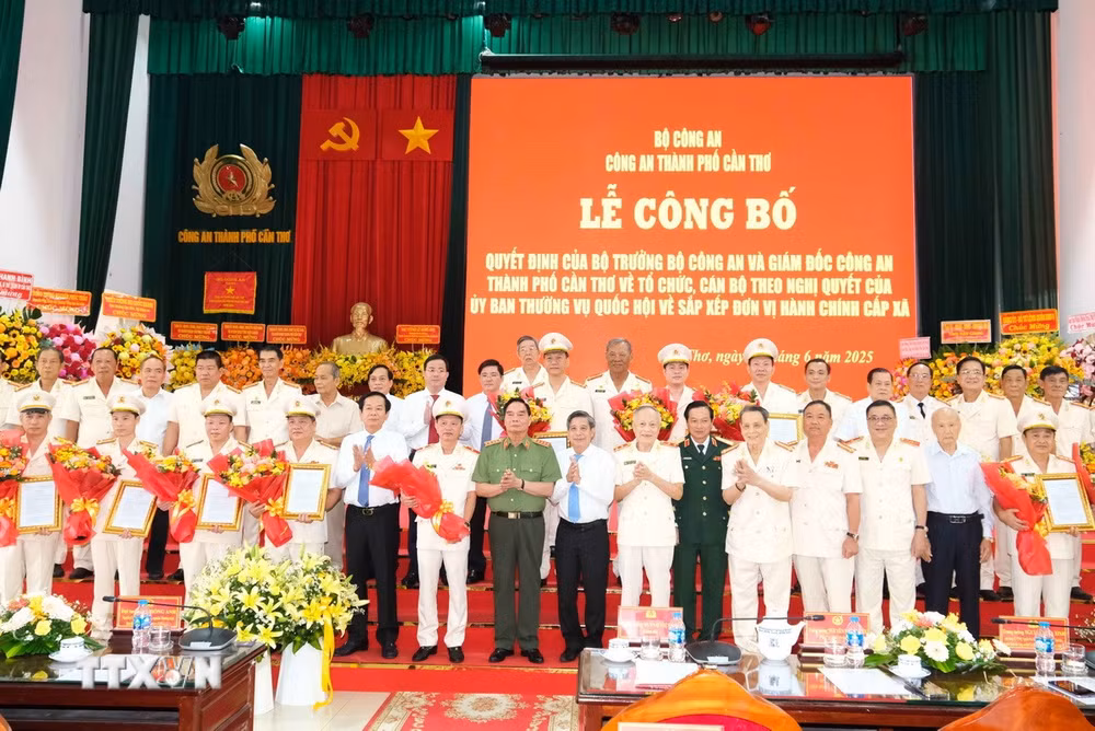 ttxvn-cong-bo-cac-quyet-dinh-nhan-su-cong-an-thanh-pho-can-tho-moi-3.jpg