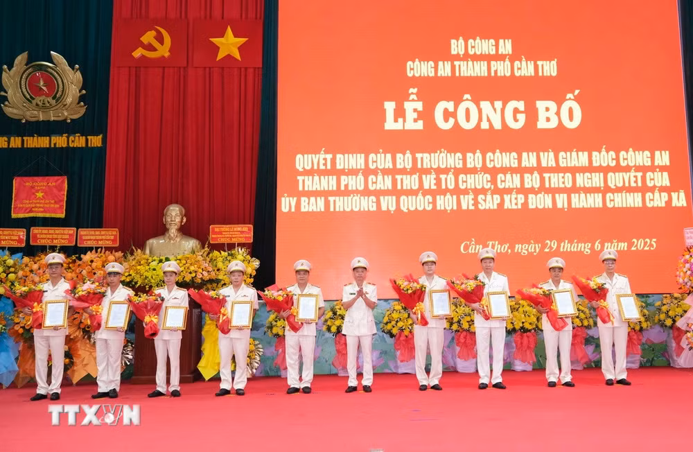 ttxvn-cong-bo-cac-quyet-dinh-nhan-su-cong-an-thanh-pho-can-tho-moi-2.jpg