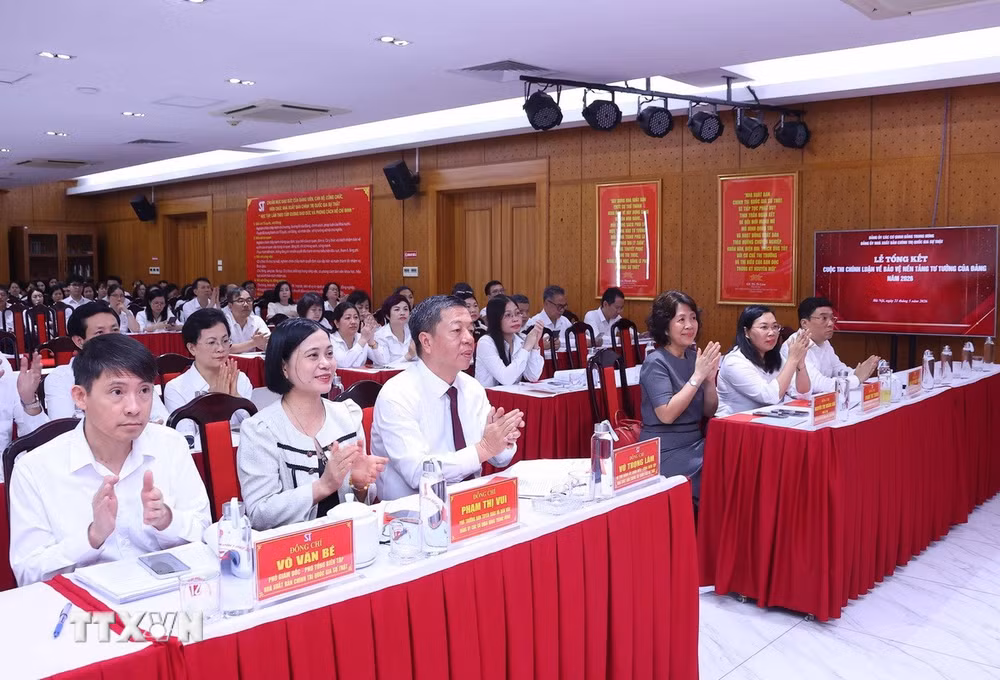 ttxvn-nha-xuat-ban-chinh-tri-quoc-gia-su-that-tong-ket-cuoc-thi-chinh-luan-ve-bao-ve-nen-tang-tu-tuong-cua-dang2.jpg