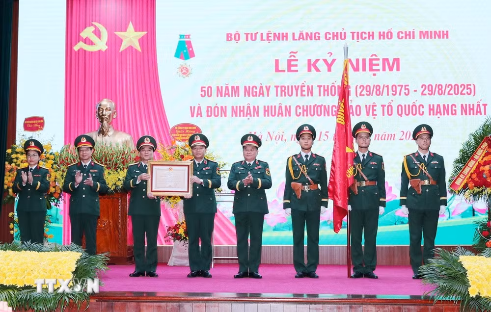 ttxvn-bo-tu-lenh-lang-chu-tich-ho-chi-minh-don-nhan-huan-chuong-bao-ve-to-quoc-hang-nhat2.jpg
