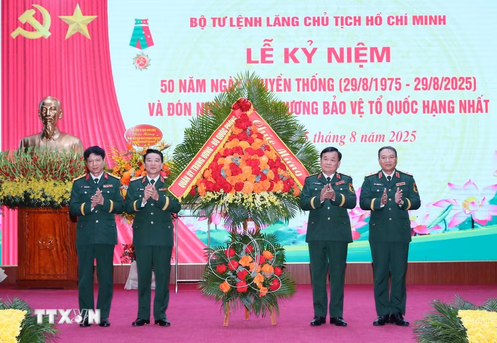 ttxvn-bo-tu-lenh-lang-chu-tich-ho-chi-minh-don-nhan-huan-chuong-bao-ve-to-quoc-hang-nhat4.jpg