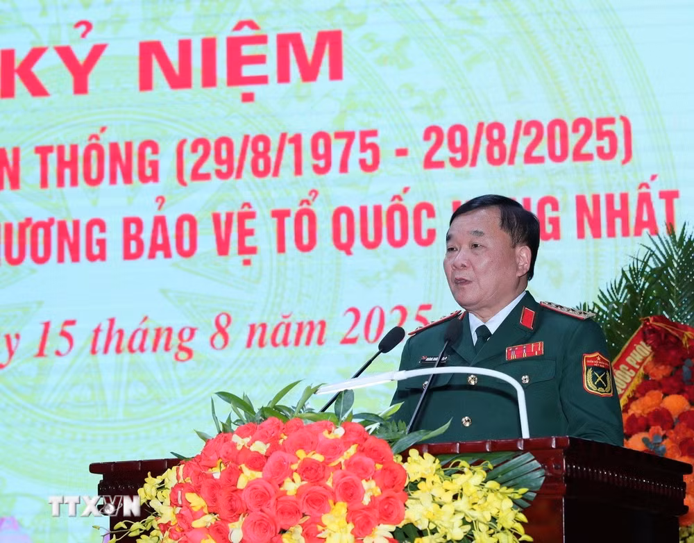 ttxvn-bo-tu-lenh-lang-chu-tich-ho-chi-minh-don-nhan-huan-chuong-bao-ve-to-quoc-hang-nhat3.jpg