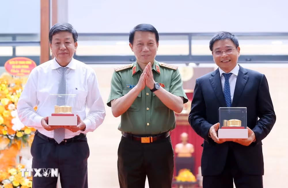 ttxvn-tong-bi-thu-du-le-khanh-thanh-cong-trinh-tru-so-bo-cong-an5.jpg