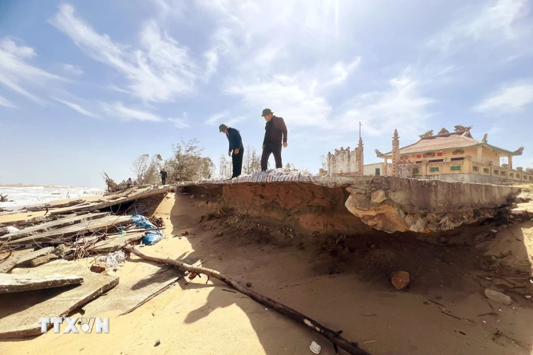 Bờ biển xã Bắc Trạch bị sóng biển xâm thực nghiêm trọng, cuốn trôi rừng phòng hộ và phá hủy các công trình nơi đây. (Ảnh: Nguyên Linh/TTXVN)
