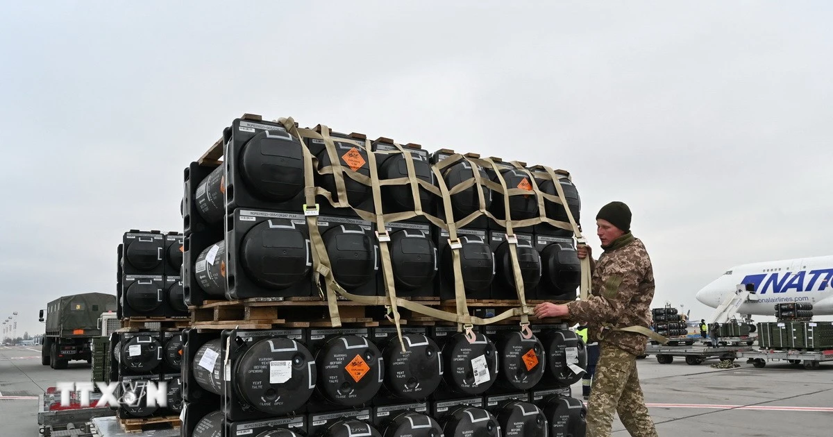 Lô tên lửa Javelins được chuyển tới sân bay ở Kiev, Ukraine ngày 11/2/2022. Ảnh: AFP/TTXVN