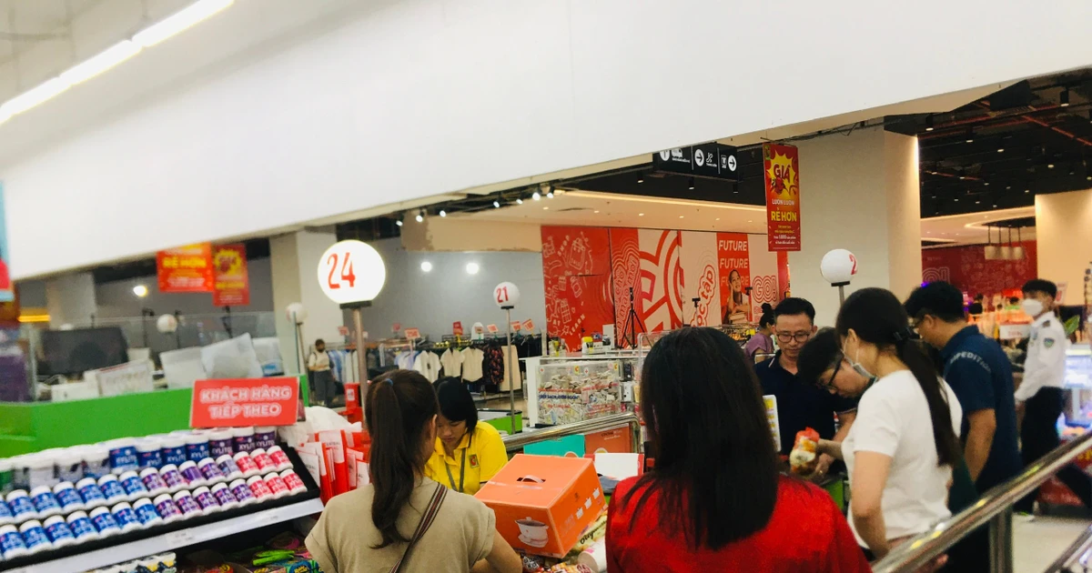 Người Việt chi hơn 4,55 triệu tỷ đồng cho mua sắm và dịch vụ trong bảy tháng