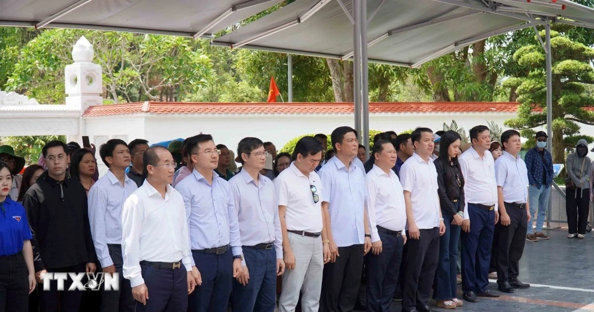 Đảng ủy Mặt trận Tổ quốc, các đoàn thể Trung ương dâng hương tại Ngã ba Đồng Lộc