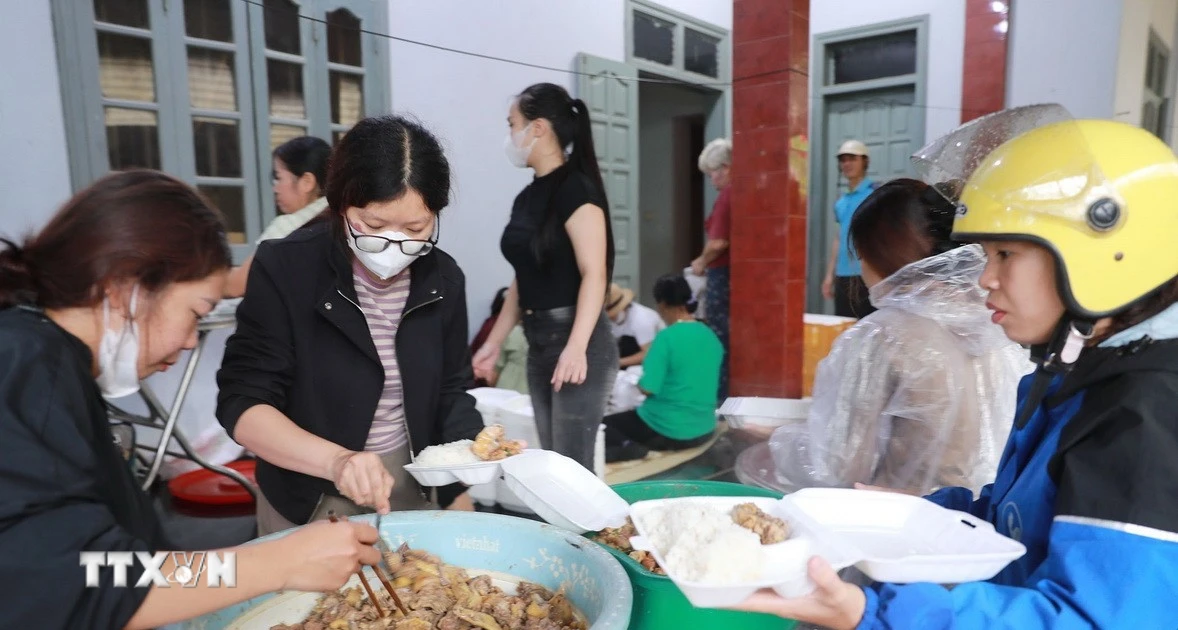 Những suất cơm ấm lòng nơi rốn lũ Mường Than ở Lai Châu