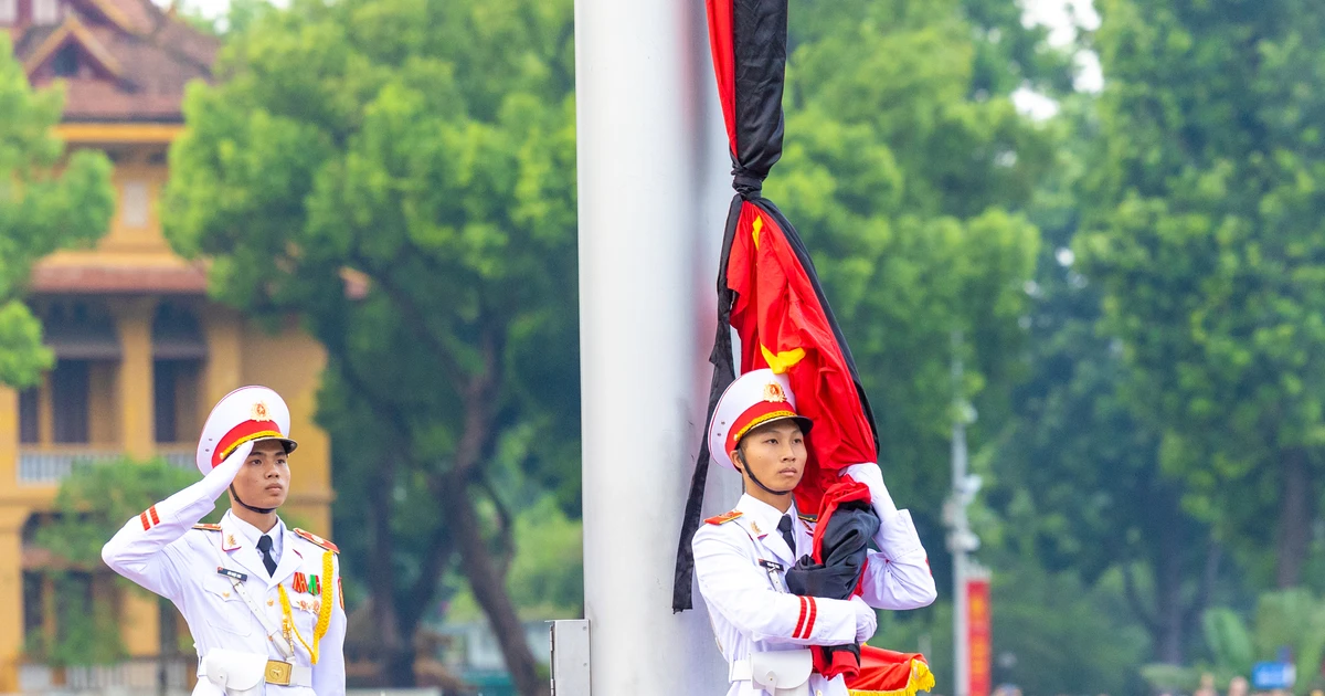 Lễ treo cờ rủ Quốc tang Tổng Bí thư Nguyễn Phú Trọng tại Quảng trường ...