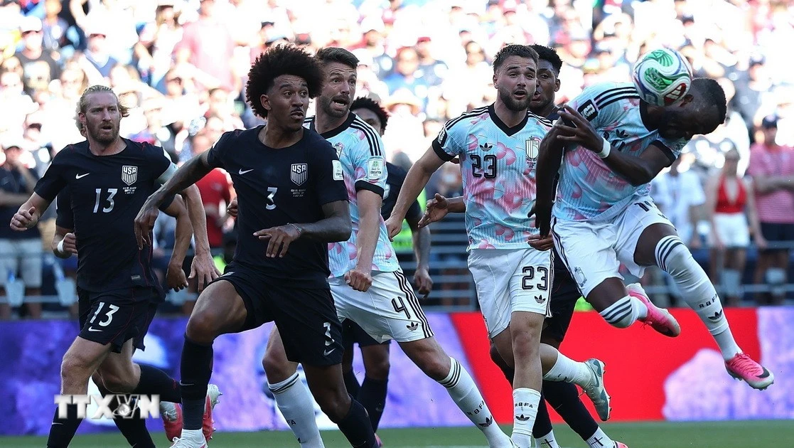 FIFA hứng "gạch đá" vì xóa thẻ đỏ cho sao tuyển Mỹ