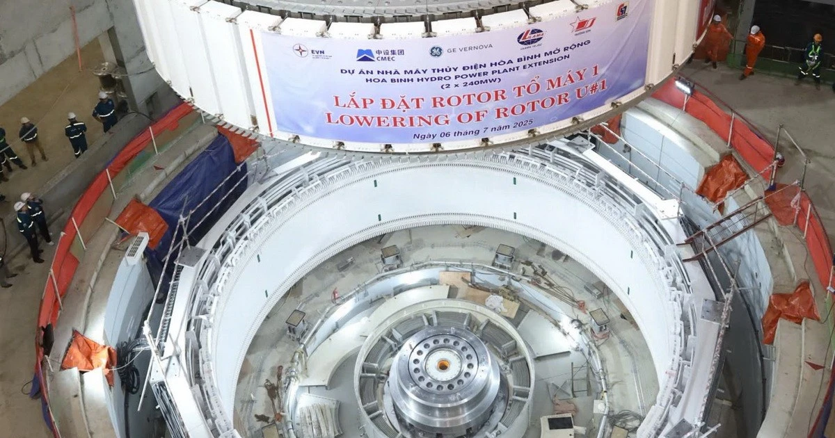 Hạ đặt thành công rotor tổ máy số 1 Thủy điện Hòa Bình mở rộng