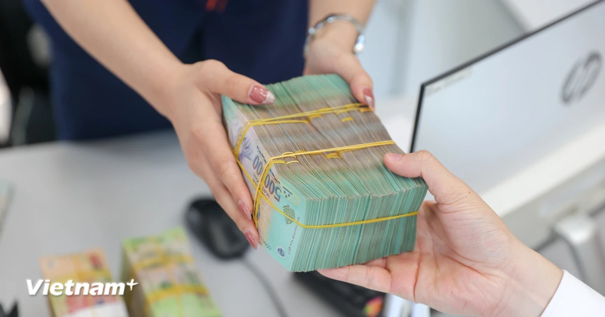 Từ 1/11, chuyển tiền từ 500 triệu đồng và 1.000 USD trở lên phải báo cáo. (Ảnh: Vietnam+)