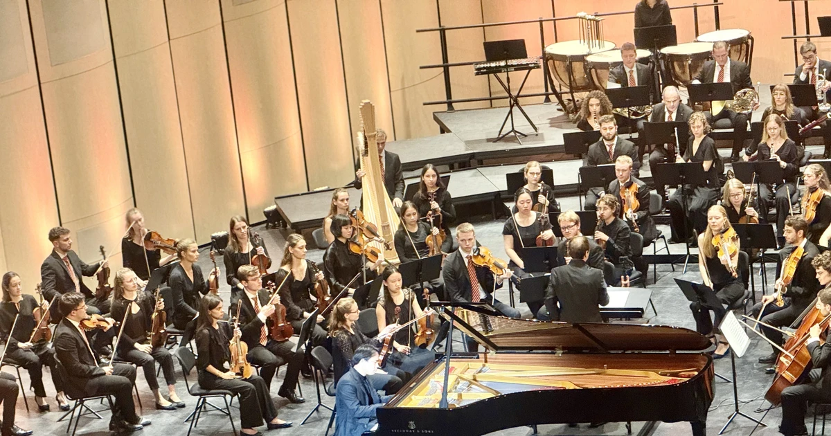 Nghệ sĩ biểu diễn trong Chương trình. (Ảnh: TTXVN)