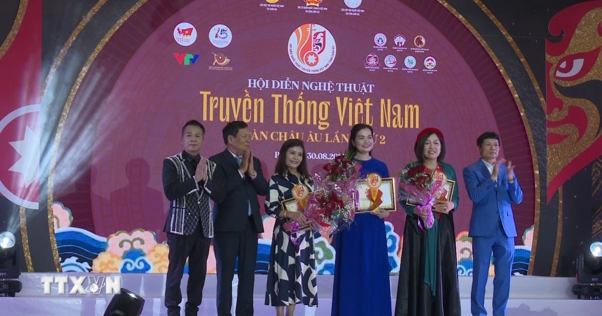 Ban tổ chức trao giải thưởng cho các nghệ sỹ. (Ảnh: TTXVN)