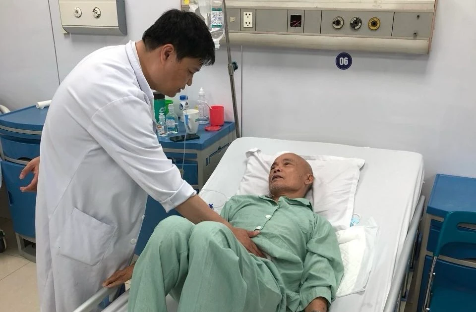 Người đ&agrave;n &ocirc;ng hoại tử gần to&agrave;n bộ ruột non nghi do ngộ độc thức ăn |  Vietnam+ (VietnamPlus)