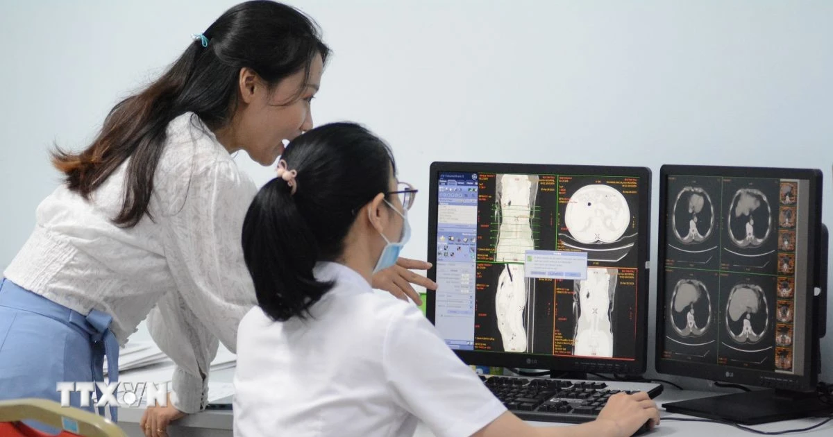 Điều trị hiệu quả ca ung thư phổi mang đồng thời hai đột biến gen hiếm gặp