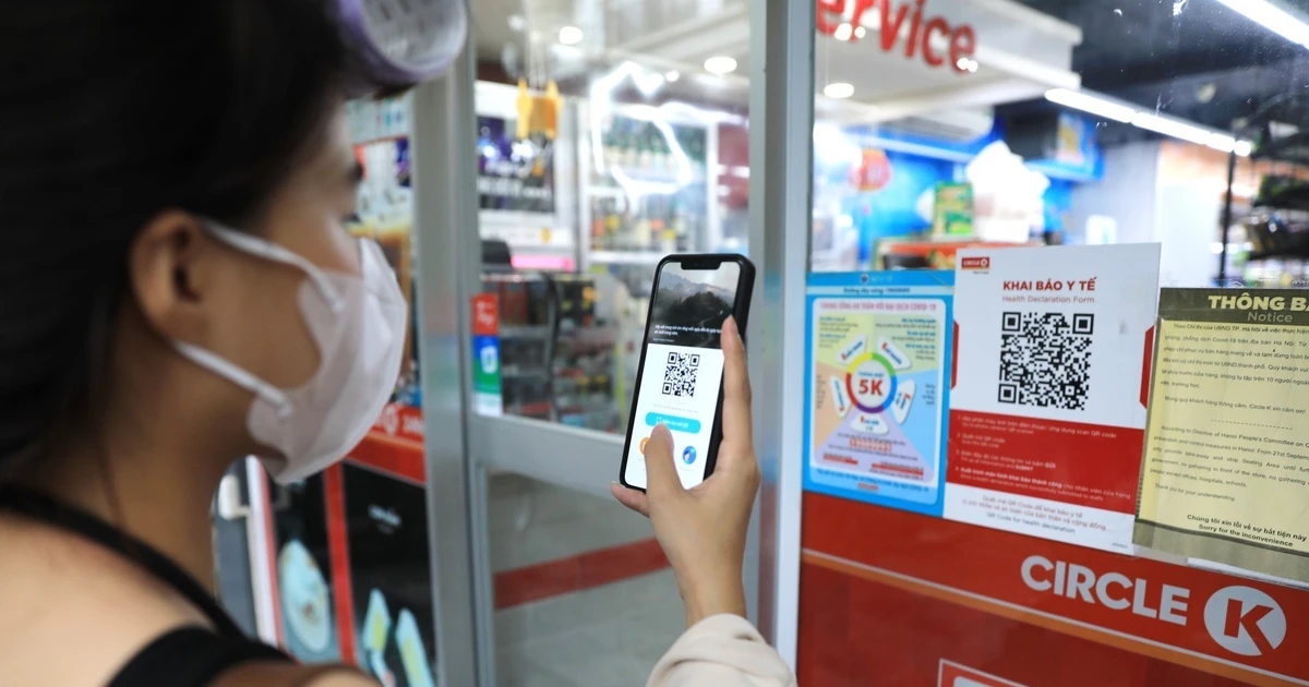 Hà Nội bắt buộc nhà hàng, quán ăn mở cửa phải tạo điểm quét QR Code