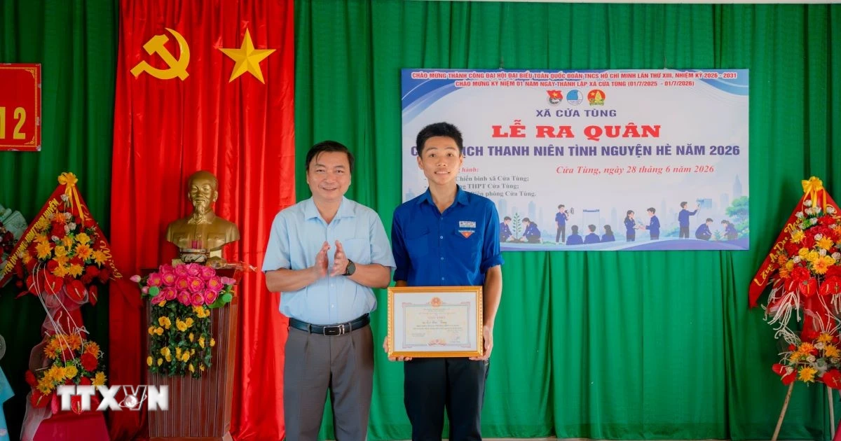 Quảng Trị: Trao Huy hiệu “Tuổi trẻ dũng cảm” cho nam sinh cứu người đuối nước