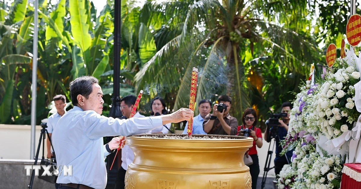 Chủ tịch Quốc hội dâng hương tại Nghĩa trang Liệt sỹ Long Điền Đất Đỏ