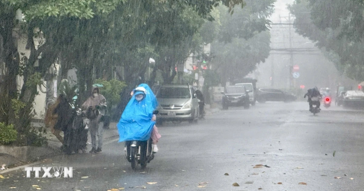 Cảnh báo mưa dông kèm lốc sét và mưa đá khu vực Hà Nội