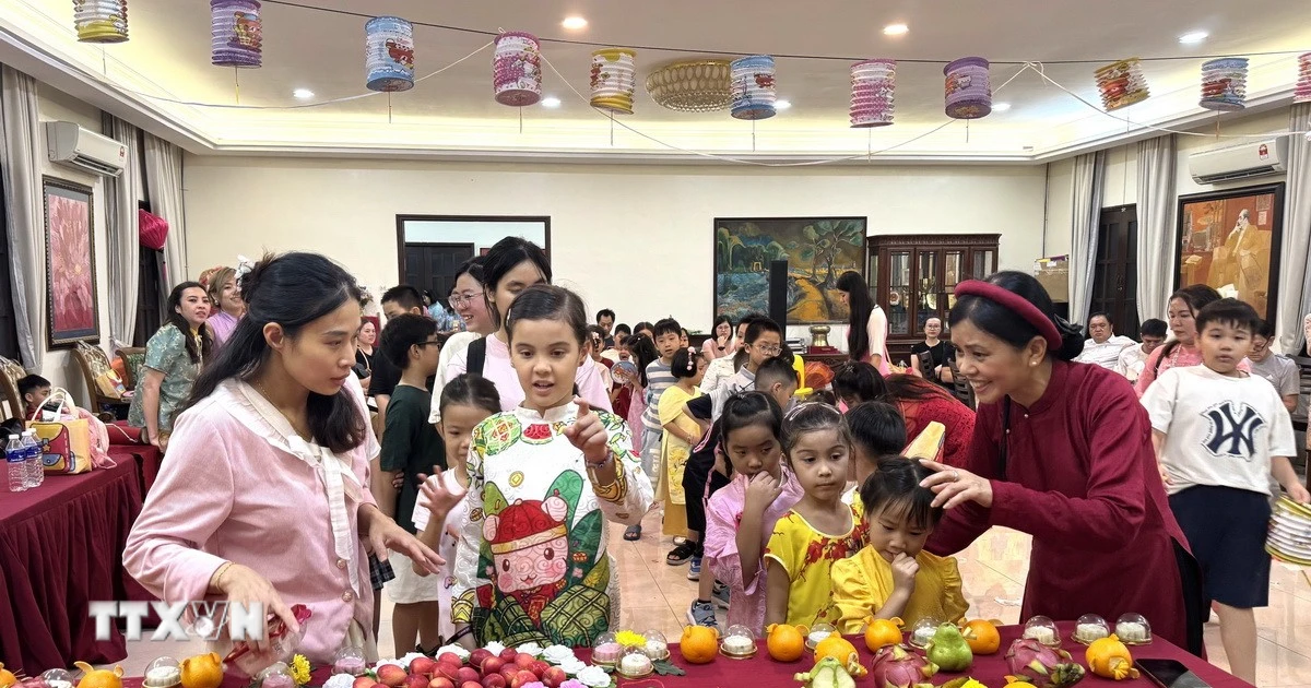 Các em nhỏ xếp hàng phá cỗ Trung Thu. Ảnh minh họa. (Ảnh: TTXVN)