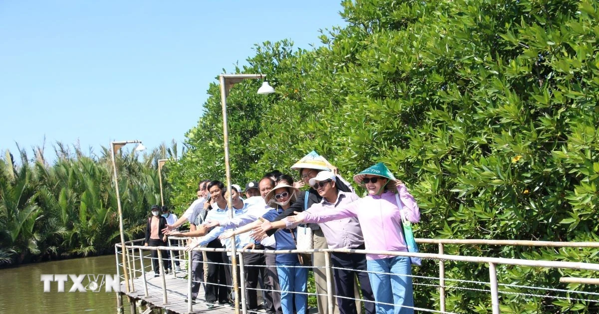 Vĩnh Long: Khai thác tối đa lợi thế “ba mặt giáp sông, một mặt giáp biển”