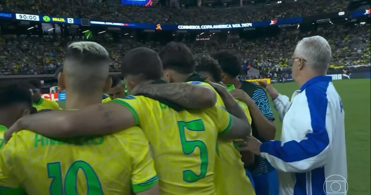 Xôn xao hình ảnh HLV Đội tuyển Brazil bị cầu thủ cho ra rìa trước loạt ...