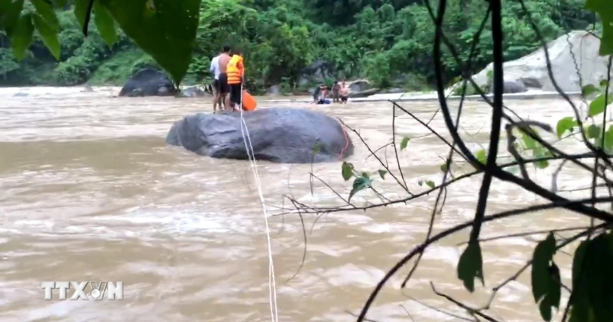 Lai Châu: Căng dây cứu sống 3 người dân mắc kẹt giữa dòng nước lũ