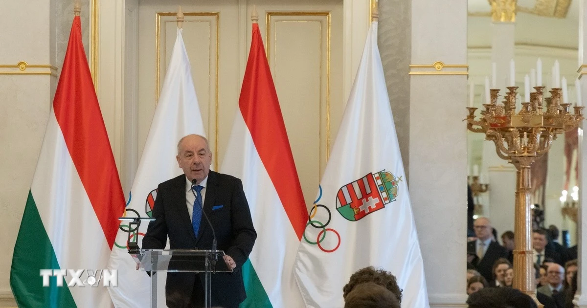 Hungary ban hành sửa đổi Hiến pháp, Tổng thống kết thúc nhiệm kỳ sớm