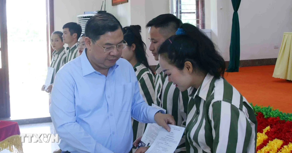 https://media.vietnamplus.vn/images/c14f6479e83e315b4cf3a2906cc6a51e322868b3b484c4b63fafc25bfa65915cab852b19557ce042600863a690eb53a9fbab36e7e78cf3ad19841650af837be73b13f57d7d83212b76cbdb5f9c440541e7f68e4cbd1c60cf63a61aa366f8475f51cfe1373a6581367918f523abfe859f1cd1efb85f10e7eacf0cc572d42ee9461d175058d9a59d4e21100ddb41c54c45/ttxvn-le-cong-bo-quyet-dinh-dac-xa-nam-2026-cua-chu-tich-nuoc-tai-trai-giam-thanh-xuan-8797796.jpg.webp
