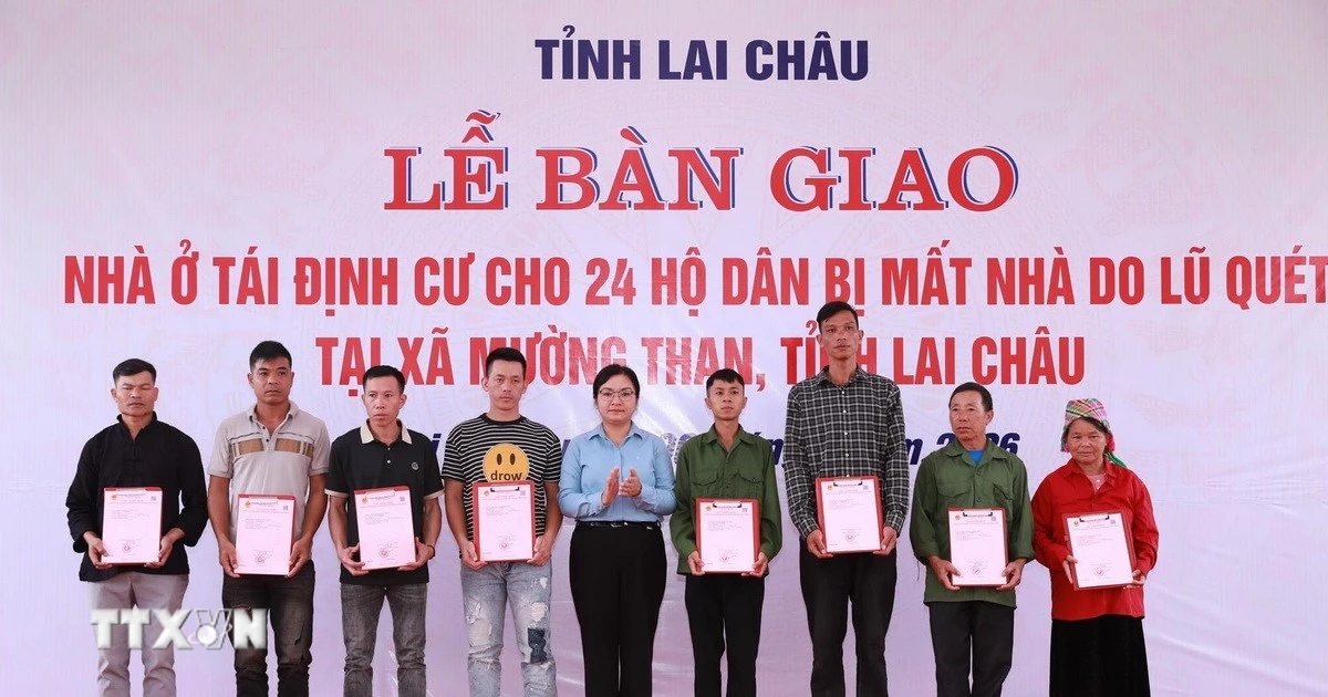 Bàn giao 24 căn nhà tái định cư cho các hộ dân bị lũ quét ở Mường Than