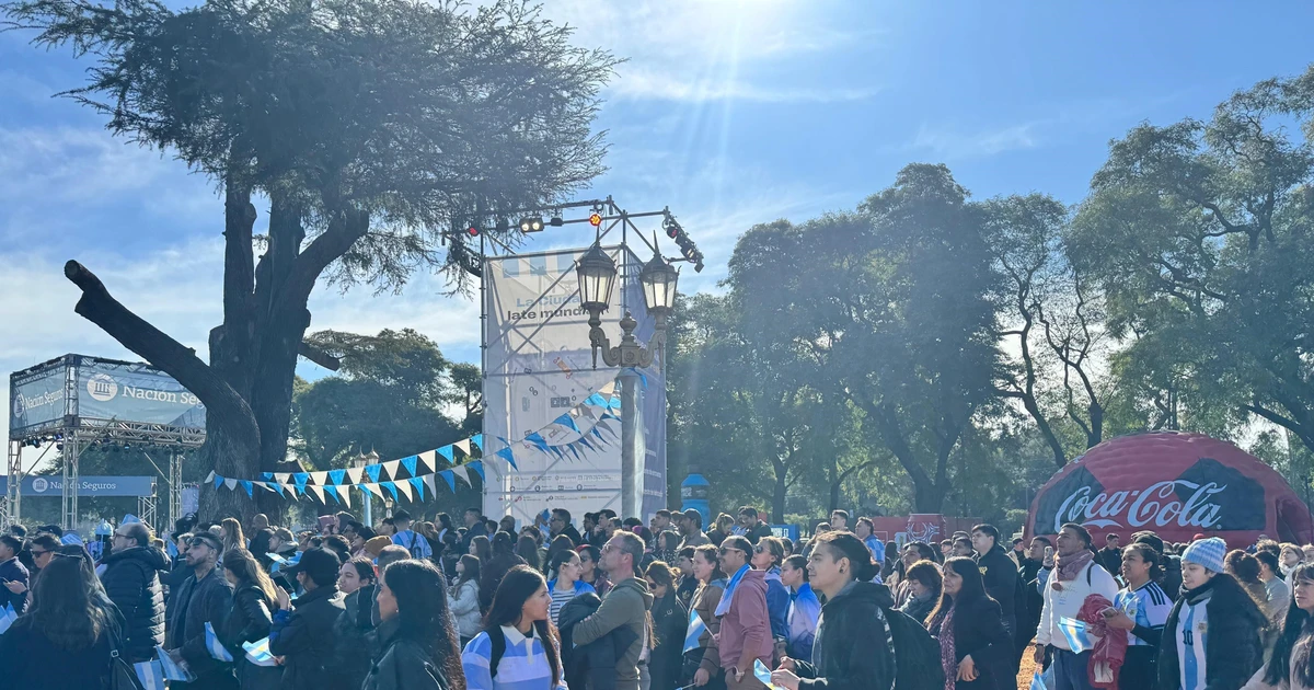 Cổ động viên bùng nổ cảm xúc sau chiến thắng của Argentina trước Ai Cập