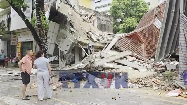 Hai nhà liền kề bất ngờ đổ sập khi đang tháo dỡ tại Bắc Ninh