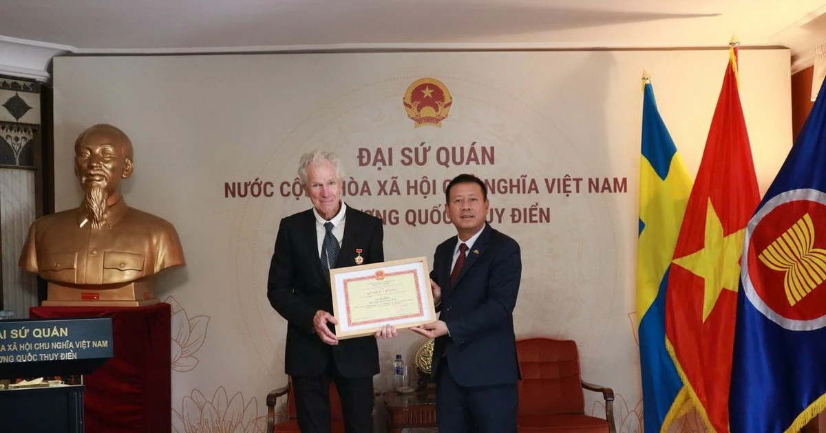 Đại sứ Trần Văn Tuấn trao Kỷ niệm chương Vì sự nghiệp Văn hóa, Thể thao và Du lịch cho đạo diễn điện ảnh Bo Öhlén. (Ảnh: Đại sứ quán Việt Nam tại Thụy Điển)