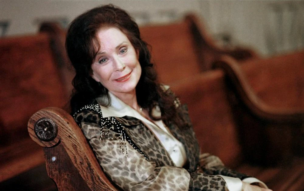 Nữ ca sỹ nhạc đồng quê Loretta Lynn qua đời ở tuổi 90 | Vietnam+  (VietnamPlus)