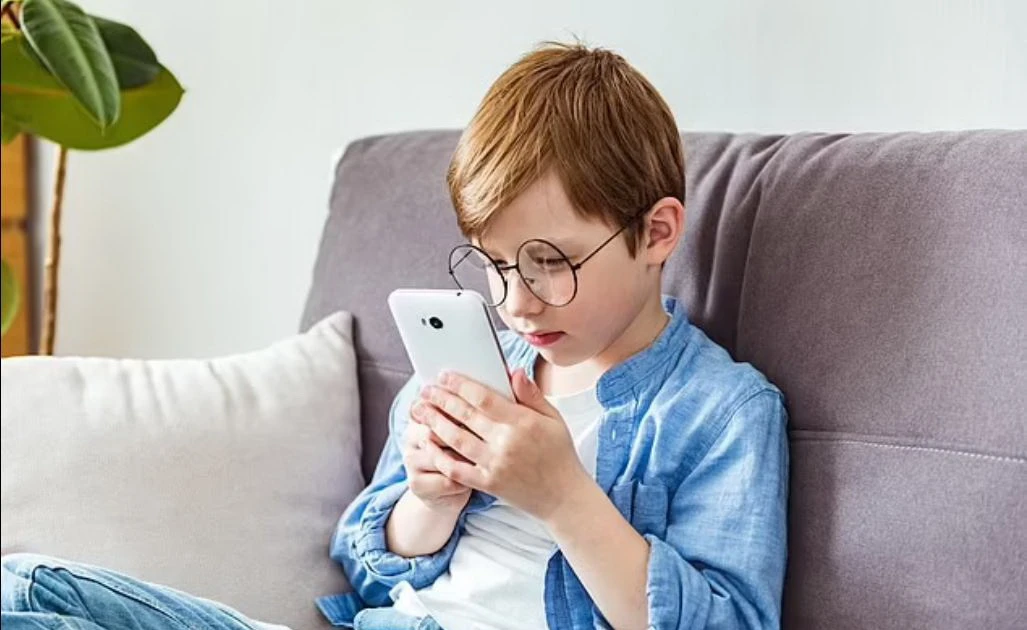 Pháp: Nỗ lực hạn chế trẻ em dưới 13 tuổi sử dụng mạng xã hội