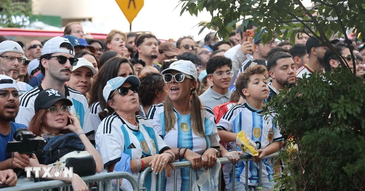 Hàng nghìn cổ động viên Argentina đội mưa đón á quân World Cup 2026