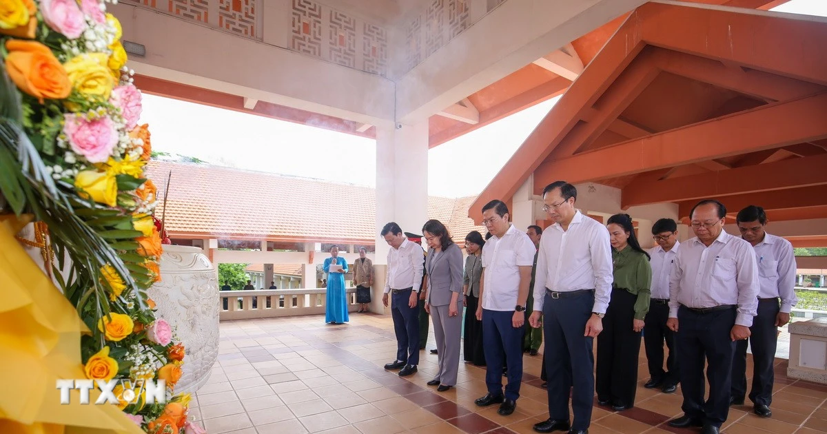 Phó Chủ tịch nước dâng hương tưởng niệm các Anh hùng liệt sỹ tại Tây Ninh