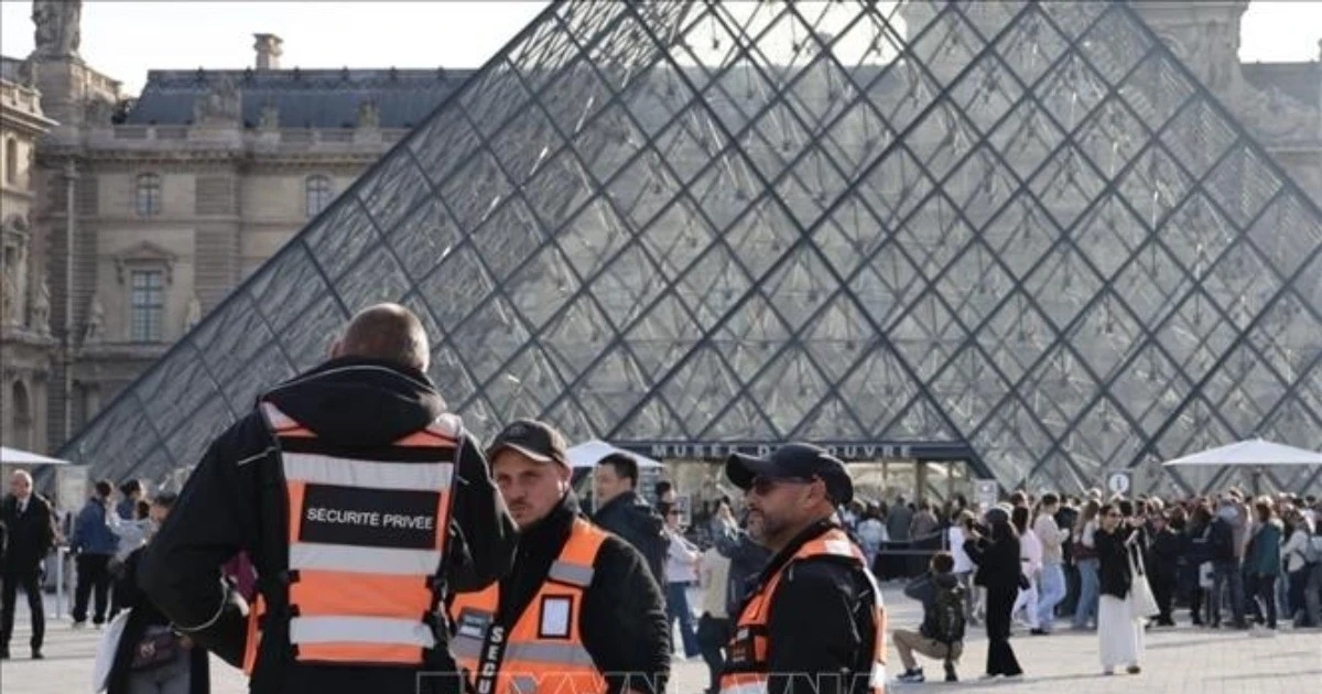 Lực lượng an ninh gác bên ngoài bảo tàng Louvre ở thủ đô Paris, Pháp ngày 22/10/2025. (Ảnh: THX/TTXVN)