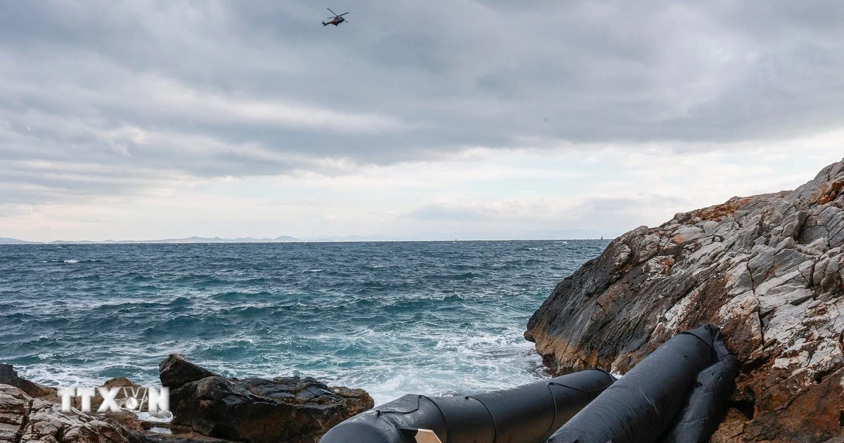 Một chiếc thuyền được cho là của người di cư dạt vào bờ biển ở Thermi trên đảo Lesbos, Hy Lạp. 