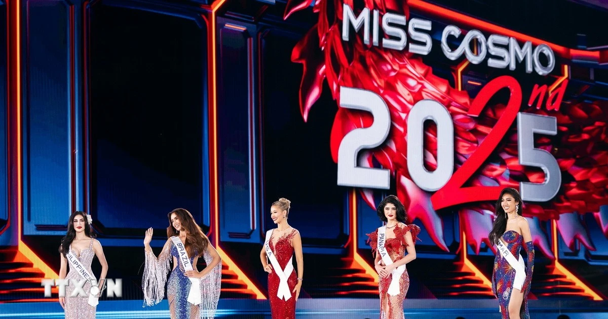 Top 5 Miss Cosmo 2025 trong đêm chung kết. (Ảnh: TTXVN)