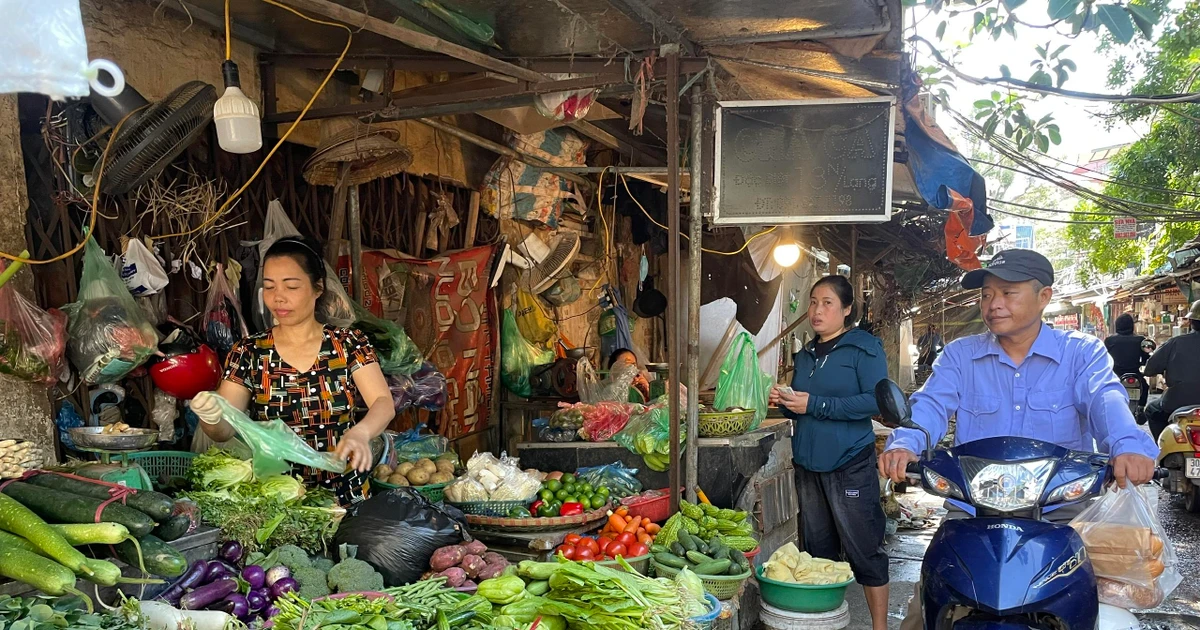 Hà Nội: Rau xanh tại các chợ truyền thống tăng giá vì mưa kéo dài